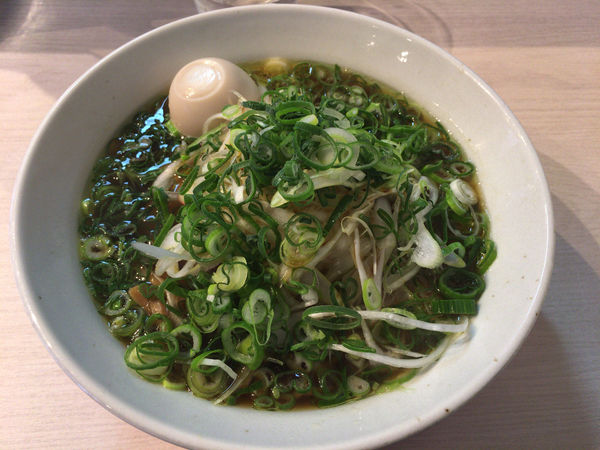 「ねぎ醤油ラーメン+チャーシュー+オニオンチャーシュー丼」@柳麺 呉田-goden-の写真