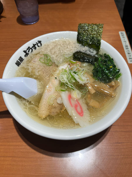 「塩ラーメン(背脂入り) 970円」@麺屋 ようすけ 東京ラーメンストリート店の写真