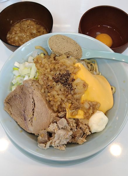 「汁なし+チーズ､魚粉､生卵､豚ほぐし(裏)」@麺屋 顎で喰らえの写真