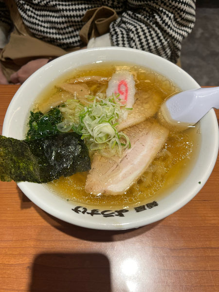 「醤油ラーメン 870円」@麺屋 ようすけ 東京ラーメンストリート店の写真