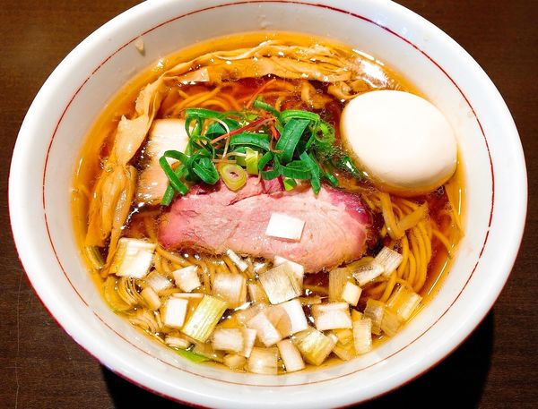 「虎徹そば　醤油/細麺（850円）、味玉（CP）」@麺や 虎徹の写真