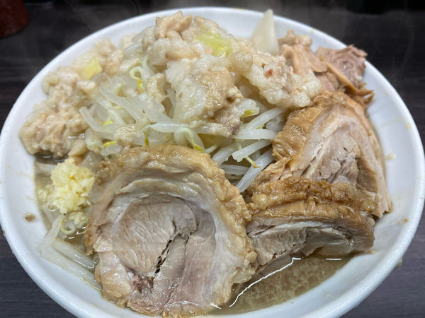 「小豚　ヤサイ・アブラ・カラメ」@ラーメンピースの写真