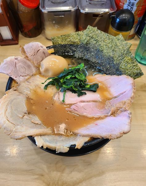 「裏むさチャーシュー特撰+半熟味玉+ライス無料」@横浜ラーメン 裏武蔵家 西千葉本店の写真