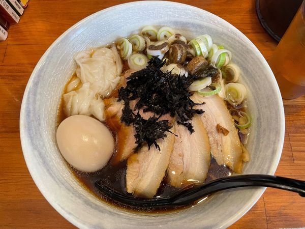 「濃口醤油らぁ麺　中太麺　特製トッピング」@唯一無二のらぁ麺専門店 イ袋ワシづかみの写真