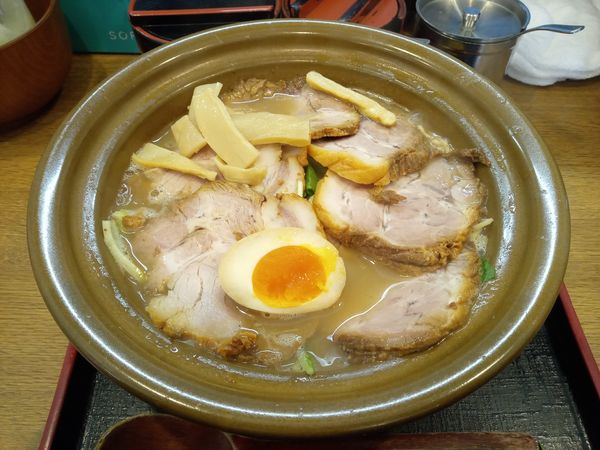 「豚骨醤油ラーメン中盛り＋チャーシュー大盛り」@ラーメン猪太の写真