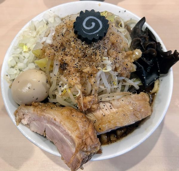 「（限定）鷹の目ブラック+豚玉」@鷹の目 蒲田店の写真