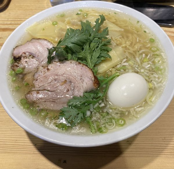 「海老ワンタン麺　塩煮卵」@横濱元町 本丸亭 横浜店の写真