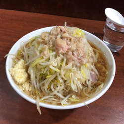 ラーメン　820円　ニンニク　脂