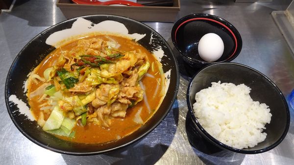 「ブタキムに～：チコは5歳（980円）＋温泉たまご＋ライス：中」@麺創研 紅 府中の写真
