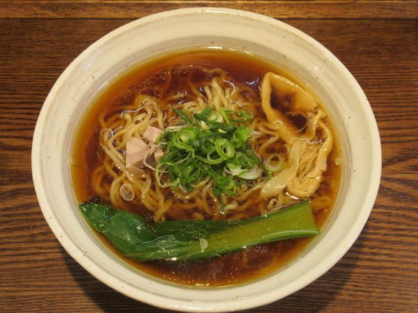 「燻醤油（800円）」@燻製麺 燻の写真