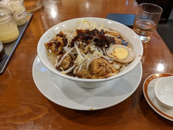 「黒上湯スーブ熟成醤油漬けわんたんめん」@広州市場 西新宿店の写真