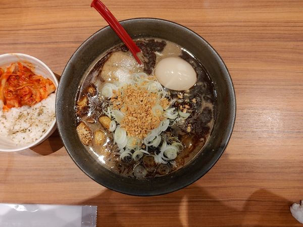 「焦がしにんにく煮干しらーめん　味玉」@にぼしらーめん88 アスナル金山店の写真