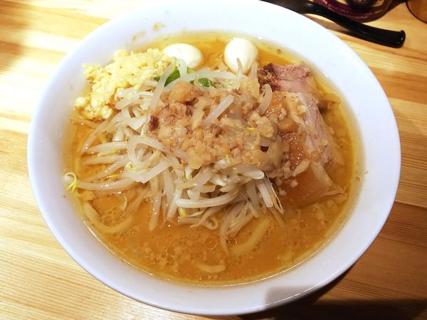「ラーメン麺半分　にんにく背あぶら　760円」@ラーメン緑山の写真