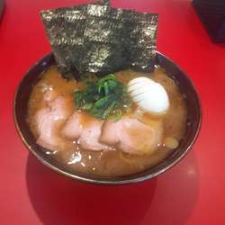 チャーシュー麺(ゆでたまごいり)