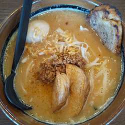 北海道味噌らーめん（炙りチャーシュー・味玉付き）