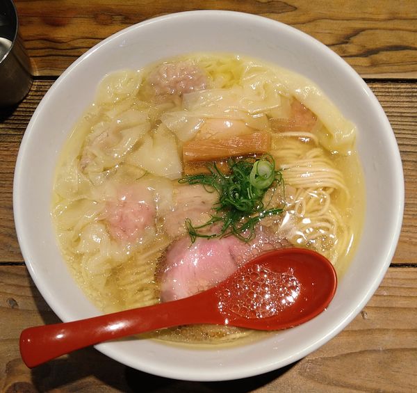 「軍鶏塩ラーメン＋味玉＋常陸の輝き肉雲呑(5個)」@麺屋 翔 西新宿本店の写真