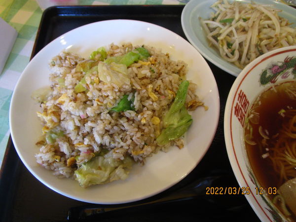 「レタスチャーハンと半ラーメンにモヤシ炒め 830円」@麺 三福の写真