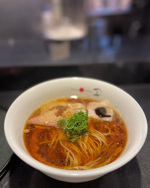 「醤油らーめん 1300円 ＋名物特製トッピング 1000円」@Japanese Soba Noodles 蔦の写真