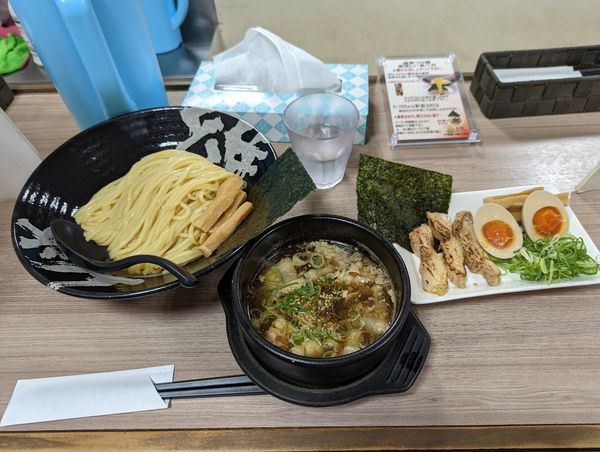 「醤油つけ麺　得のせ」@越後つけ麺維新 大井町店の写真
