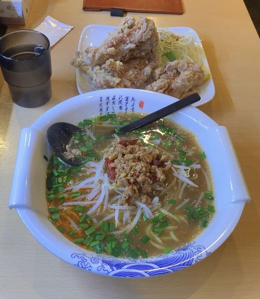 「台湾ラーメン 唐揚げ４個」@台湾美食屋の写真