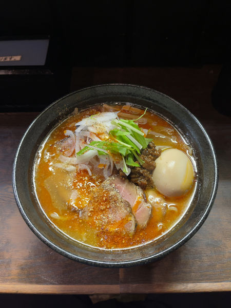 「ピリ辛みそらーめん+味玉（950円）」@尼龍の写真