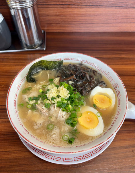 「ラーメンキクラゲゆで卵ニンニク（880円）」@しぇからしか 此花店の写真