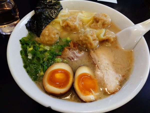 「雲呑麺（950円）＋醤蛋（100円）」@らーめん 茂木の写真