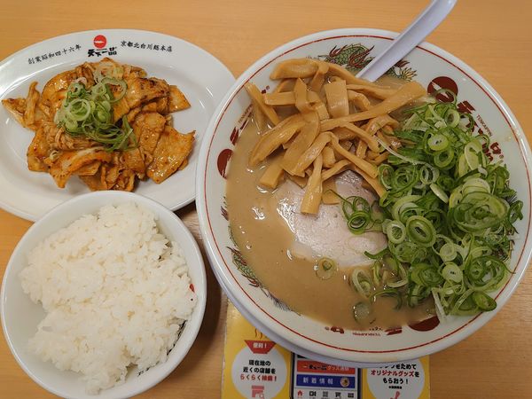 「豚キムチ定食+ねぎ+メンマ(円)」@天下一品 本川越店の写真