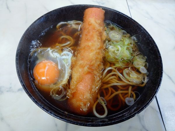 「ソーセージ天そば（420円）＋玉子（50円）」@大和屋の写真