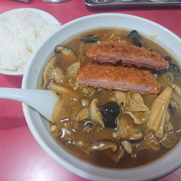 「豚骨とキノコのカレーラーメン750円、ハムカツ200円他」@中華料理 大輦の写真