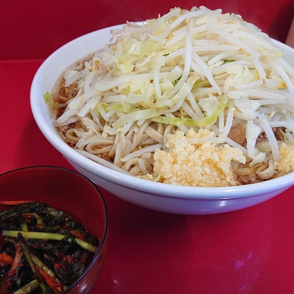 「大ラーメン850円キムチ100円(麺ちょいマシ野菜ニンニク)」@ラーメン二郎 越谷店の写真