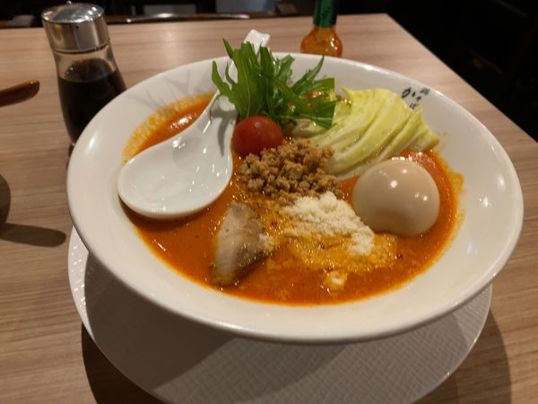 「完熟トマトの塩鶏そば 味玉 1050円」@鶏そば かぐら屋 西新宿店の写真