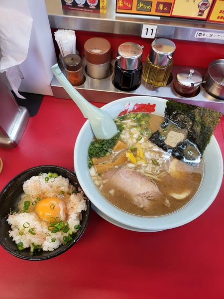 「煮干し豚骨ラーメン」@ラーメン山岡家 諏訪店の写真