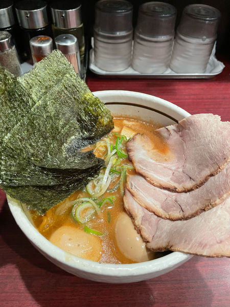 「醤油らーめん（特製トッピング）」@北海道らーめん奥原流 久楽 EQUiA北千住店の写真
