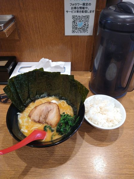 「醤油豚骨ラーメン+海苔　880円」@武松家 駅前大通り店の写真