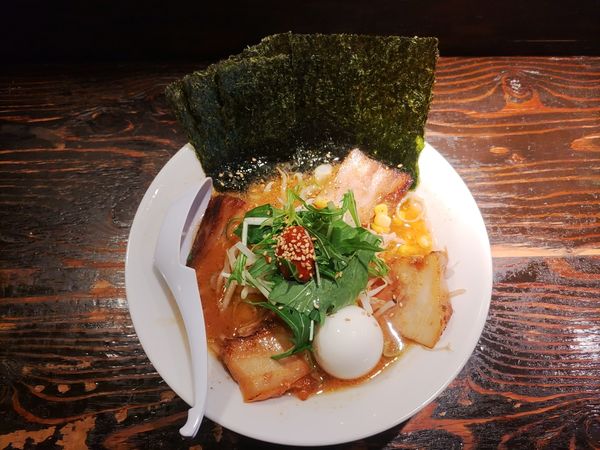 「炙りチャーシュー味噌ラーメン+煮玉子+のり」@らーめん 布袋の写真