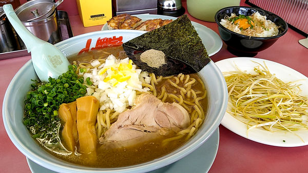 「限定/煮干し豚骨ラーメン+白髪ネギ+玉子かけごはん+餃子+他」@ラーメン山岡家 瑞穂店の写真