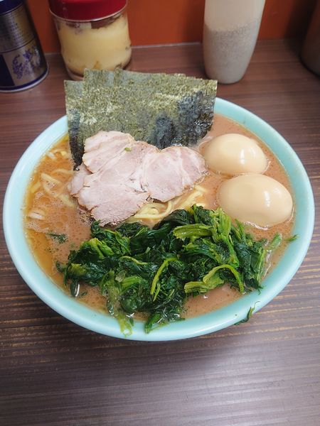 「特製ラ〜メン中、ほうれん草、味玉」@横浜家系らーめん 武蔵家 川口店の写真