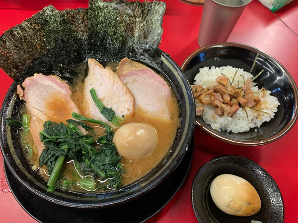 「チャーシュー麺＋チャーシューまぶし＋味玉＋燻製玉子」@柏 王道家の写真