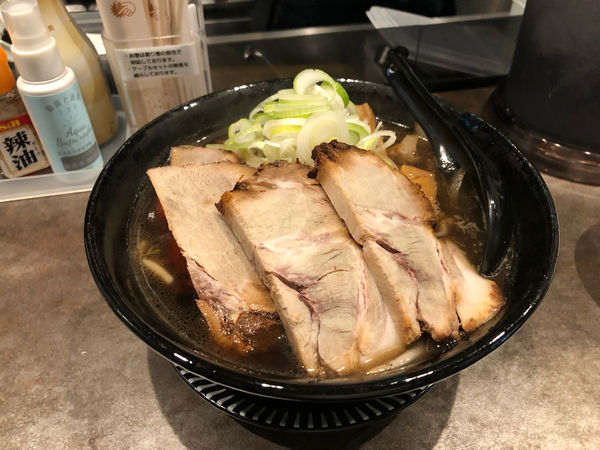 「焦がしにんにく醤油らーめん＋チャーシュー」@札幌味噌ラーメン葵葉 荏原中延店の写真