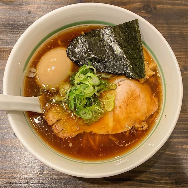 「らーめん正油 ¥880 味玉 ¥100」@仲吉荘の写真