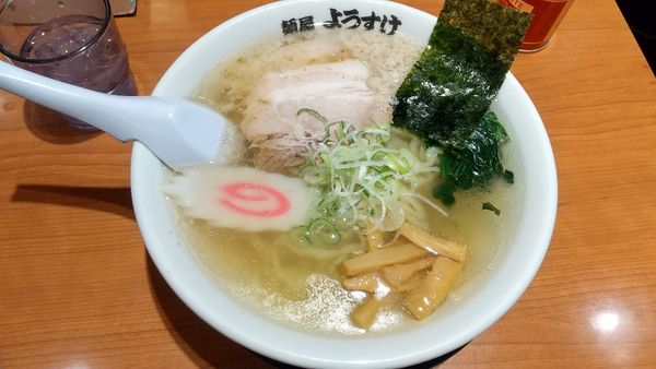 「塩ラーメン（背脂入り）970円」@麺屋 ようすけ 東京ラーメンストリート店の写真