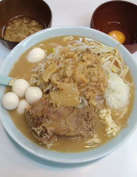「限定みそラーメン+うずら､みじん玉ねぎ(裏)､生卵」@麺屋 顎で喰らえの写真