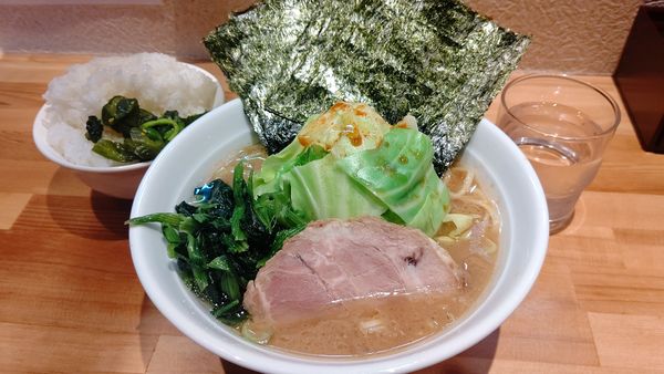 「キャベツラーメン（ノリ）&サービスライス」@横浜家系ラーメン おか家の写真