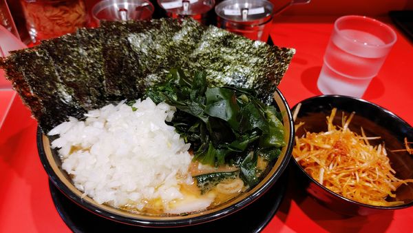 「ラーメン大・タマネギ・ほうれん草・辛ネギ・ワカメ ￥１４７０」@環2家 川崎店の写真
