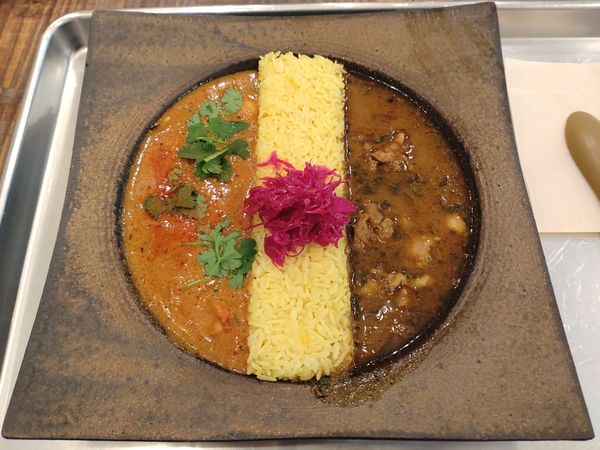 「２種盛り（チキンカレー＋ど海老カレーを選択）　１３００円」@ピワンの写真