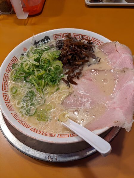 「とんこつラーメン+ゆでたまご」@博多屋台 六助の写真