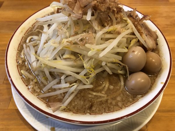 「マンモスラーメン大盛ニンニクうずら」@泪橋 溝の口店の写真