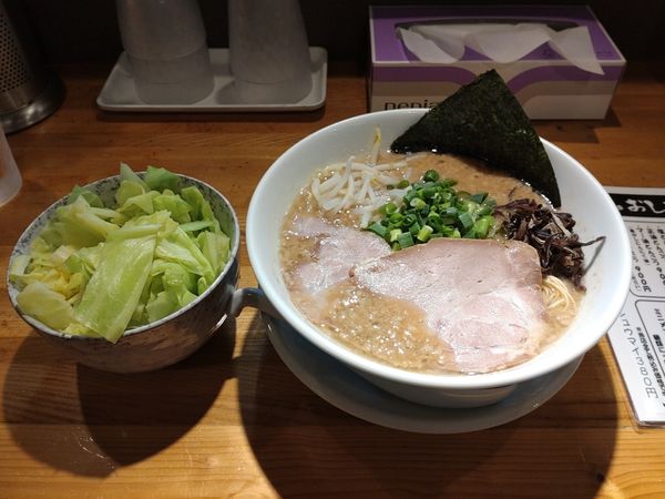「醤油とんこつ＋茹でキャベツ」@中華そば専門 めんやいただきの写真