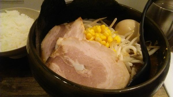 「特みそこってりらーめん 1100円＋半ライス 120円」@東京スタイルみそらーめん ど・みそ 西新井店の写真